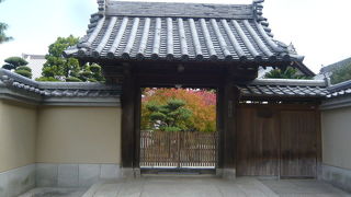 美しい庭園と鐘