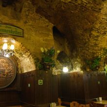 650年以上の歴史を持つ石造りの地下室 