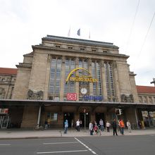 堂々とした造りの駅舎