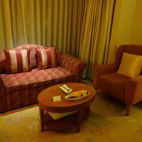 カーテンがスイッチ式。手動の方が早いよー。