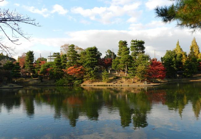 「以楽公園」◆重森三玲氏によって作庭された池泉回遊式の日本庭園です
