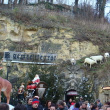 入り口と出口のある小さな広場