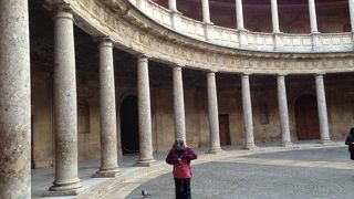 音響効果のすばらしい建物です、真ん中で立って手を叩いてみて下さい、全体にこだましますよ～