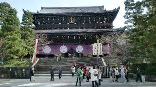 大きな三門に驚きます。