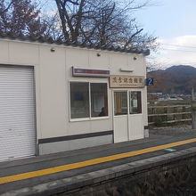 駅ホームと待合所の様子