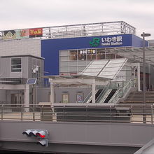 近代的な駅舎の様子