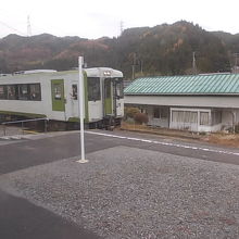 対向列車と駅舎の様子