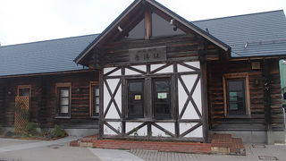 ＪＲ側とは全く違った風情の駅舎があります