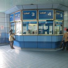 券売機はなく窓口で切符を購入する