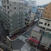 斜め前にはコンビニあり