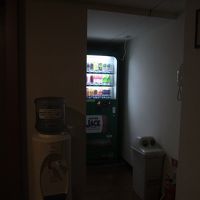 EVホールにウォーターサーバーと自販機あり