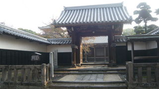 立派な鐘楼、裏手は広い墓地