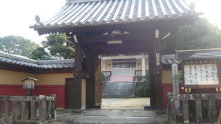 ツートンカラーの塀