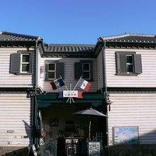 2軒の家が左右対称に建つフランス館