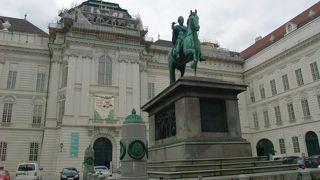 美術館のような図書館は入口が判り辛い