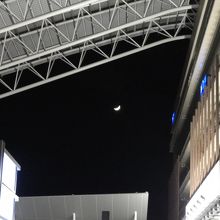 大阪ステーションシティの屋根とお月さま