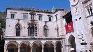 正面一階のアーチが美しい