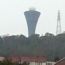 この建物を目指せば公園に到着しますが…