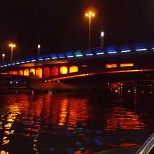 橋もこのようにライトアップされています。