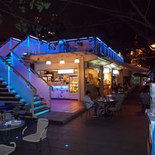 夜景を見ながらお茶できる店もあります。