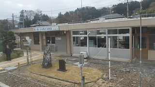 横長な駅舎が存在する駅です