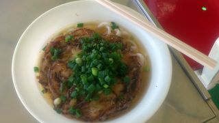 フェリーの中のうどん屋さんが有名。名物なので、桜島を眺めながら甲板でいただくのが良し。