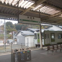 ホームのかなりの部分は屋根で覆われていて快適です