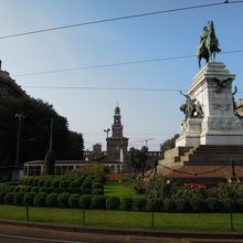 奥に見えるのがスフォルツェコ城。カイローニ広場から撮影。