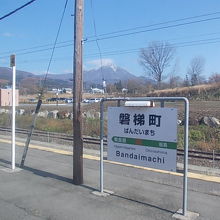 駅ホームから望む磐梯山