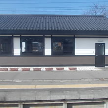 和風なテイストの駅舎です