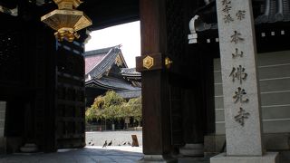 広い境内と大伽藍の仏光寺