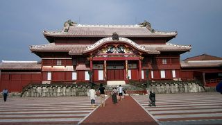 首里城は美しいです。茶室で沖縄お菓子とさんぴん茶をいただくこともできます。