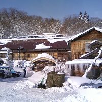 雪深い中に建つ良き昭和の味わいある老舗旅館