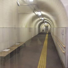 駅舎に続く長いトンネル
