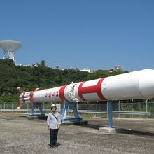 Ｍ−３Ｓ型ロケットの実物大模型。大きさが判ります。