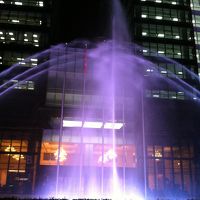 ｼﾞﾝﾙﾝホテル前のビルの大噴水。夜お部屋から見えます。