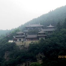 小高い山の中腹にある名刹寺院
