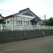 背後に大きな神社