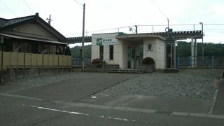 住宅に囲まれています