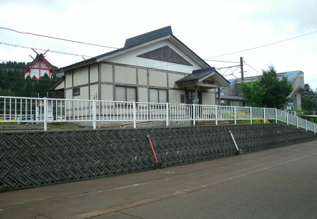 背後に大きな神社