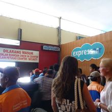 ソロンの空港カウンター