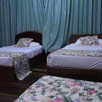 キレイにベッドメイキングされてます