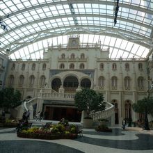 ここを抜ければカジノへ突入