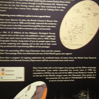 洞窟に関する展示のパネル