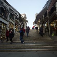 橋のｻｲﾄﾞはｼｮｯﾌﾟがいっぱい