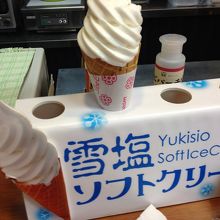 雪塩ソフトクリーム 調味ジオを振って食べます