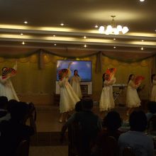 笑顔なのはステージだけ