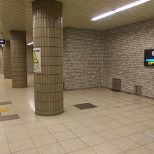 ひっそりとした駅ホームの様子