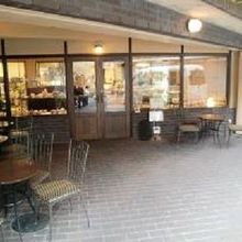 金の湯のすぐ前です。