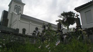 田園地帯の小高い丘の上に立つ白亜の教会